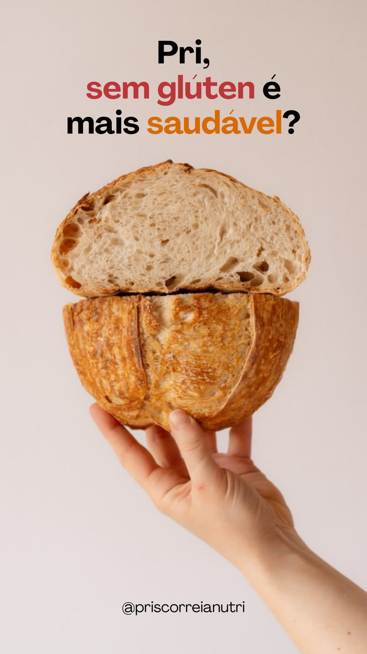 Você já deixou de comer algum alimento simplesmente porque ouviu dizer que o glúten faz mal? 👀

A verdade é que nem todo mundo precisa retirar o glúten da alimentação.

Para pessoas com doença celíaca, o glúten desencadeia uma resposta autoimune que pode causar danos ao intestino. Já a alergia ao trigo e outras condições relacionadas exigem investigação e orientações específicas.

Mas, para quem não apresenta uma condição que justifique essa restrição, eliminar o glúten não significa automaticamente ter uma alimentação mais saudável.

⚠️ E aqui vai um cuidado importante: se você suspeita de doença celíaca, procure avaliação profissional antes de retirar o glúten. Essa mudança pode interferir nos resultados dos exames e dificultar o diagnóstico.

A alimentação precisa respeitar as necessidades individuais, sem restrições desnecessárias. 💚

👩🏻‍🍳 E falando em alternativas culinárias, tenho uma novidade chegando!

Estou preparando uma aula especial de panetone sem glúten, para compartilhar técnicas e mostrar que é possível explorar novas possibilidades na cozinha sem abrir mão do sabor.

🎄 Em breve, vou contar todos os detalhes!

Me conta nos comentários: você já tentou preparar alguma receita sem glúten em casa? Como ficou o resultado? 👇

#NutriçãoIntegrativa #AlimentaçãoSemGlúten #DoençaCelíaca #EducaçãoAlimentar #PanetoneSemGlúten